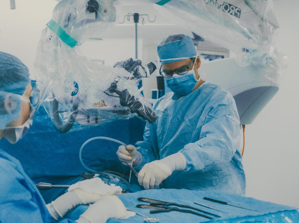 Dr Éric Truffer opérant au microscope – neurochirurgie privée à Québec